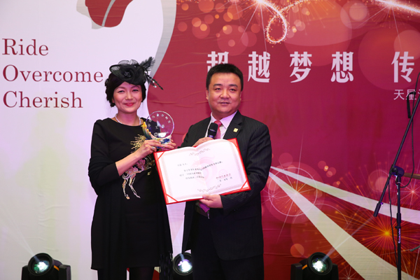 1天星調(diào)良馬術(shù)俱樂部董事總經(jīng)理王薔女士接受中國馬業(yè)協(xié)會(huì)秘書長(zhǎng)岳高峰頒發(fā)的中國馬文化推廣進(jìn)步獎(jiǎng)和中國馬業(yè)巾幗獎(jiǎng).JPG